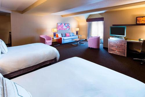 2 queen beds, 1 sofa bed
