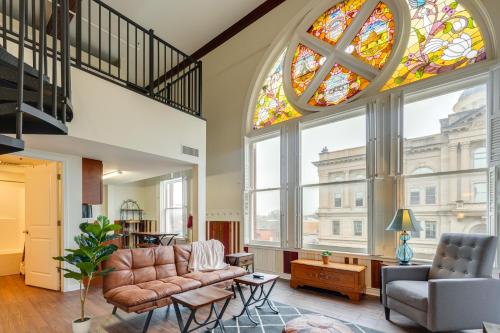 . Unique and Stylish Studio Loft in Huntington!