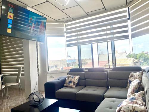 6 habitaciones, 10 camas, amplio y céntrico, 3 parqueos