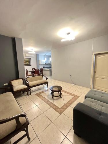 6 habitaciones, 10 camas, amplio y céntrico, 3 parqueos