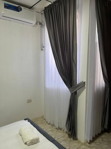 6 habitaciones, 10 camas, amplio y céntrico, 3 parqueos