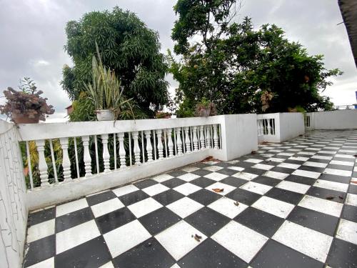 6 habitaciones, 10 camas, amplio y céntrico, 3 parqueos