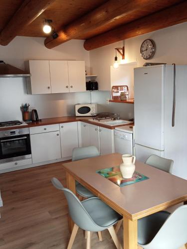 virtuve, Gîte La Béate des Arnauds (Gite La Beate des Arnauds) in Saint-Andre-de-Chalencon