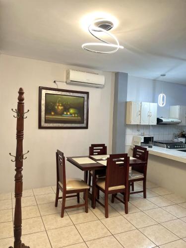 6 habitaciones, 10 camas, amplio y céntrico, 3 parqueos