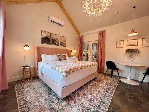 New Creekside Villa Designed for Couples Getaway in Sevierville, USA