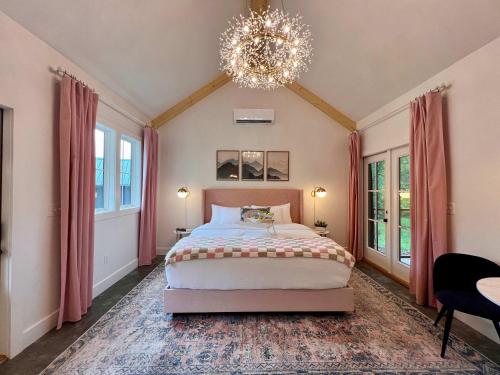 New Creekside Villa Designed for Couples Getaway in Sevierville, USA