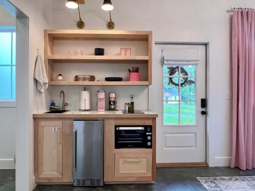 New Creekside Villa Designed for Couples Getaway in Sevierville, USA