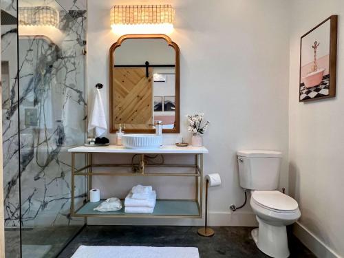 New Creekside Villa Designed for Couples Getaway in Sevierville, USA