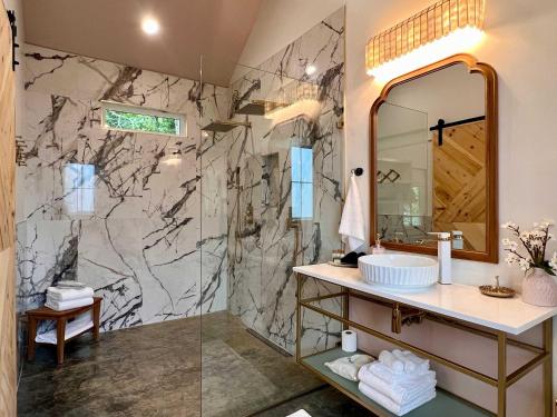 New Creekside Villa Designed for Couples Getaway in Sevierville, USA
