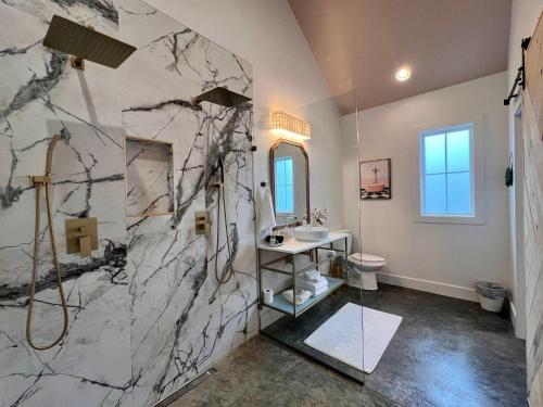 New Creekside Villa Designed for Couples Getaway in Sevierville, USA