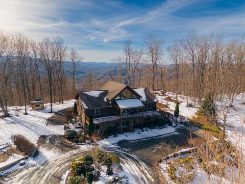 Wolf Ridge Lodge in Sugar Grove (NC)