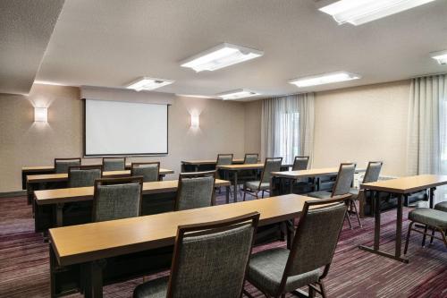 Courtyard by Marriott Pleasanton - image 11