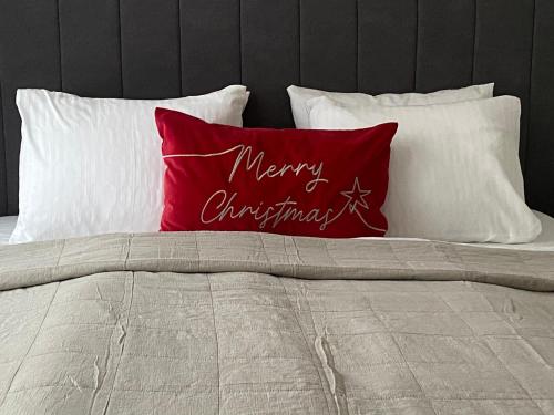 Zene Lux Apartment Vinyl Record Player & Projector