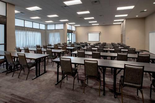 Courtyard by Marriott Rockville - image 8