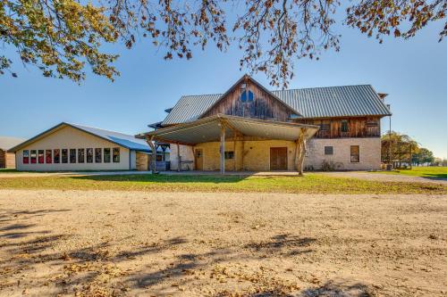 Waterfront Lodge on Lake Tawakoni Group Getaway! in Wills Point