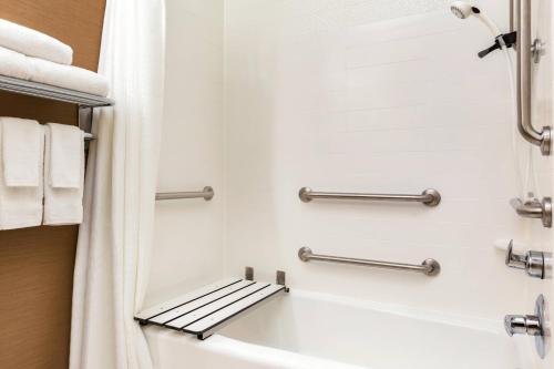 Fairfield Inn & Suites by Marriott Toledo Maumee - image 6