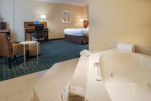 泳池, Fairfield by Marriott Inn & Suites Belleville in 貝爾維爾