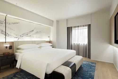 Premium Courtyard King Room image 4