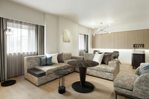 Premium Courtyard King Room image 5