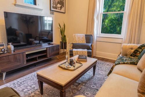 Historic orlando Casita Joy, DT, Lake Eola, Delaney park, 2 bedrooms 1 bathroom Unit B thumb 2