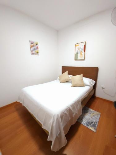 B Habitación con baño privado, zona de trabajo y TV