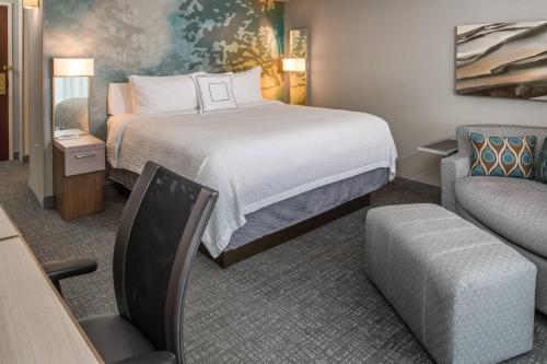 King Room with Transfer Shower - Mobility and Hearing Accessible room in Courtyard by Marriott Portland North