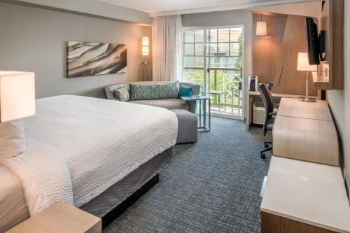 King Room with Transfer Shower - Mobility and Hearing Accessible image 2