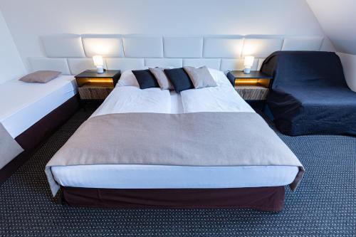 1 queen bed, 1 twin bed, 1 sofa bed