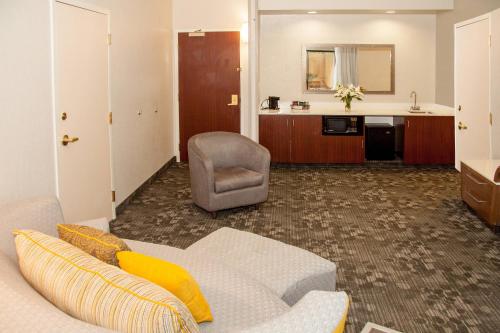 Courtyard by Marriott Rocky Mount - image 11
