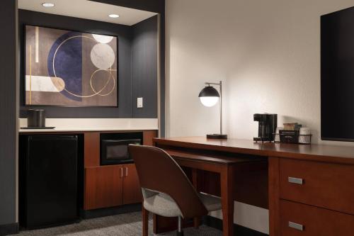 One-Bedroom King Suite image 4