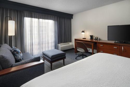 King Room with Sofa Bed room in Courtyard by Marriott Palm Springs