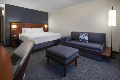 King Room with Sofa Bed image 2