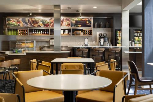 Courtyard by Marriott Palm Springs - image 11
