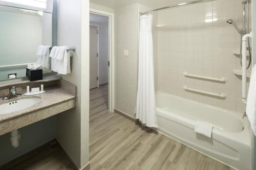 Queen Room with Two Queen Beds - Ocean Front image 8