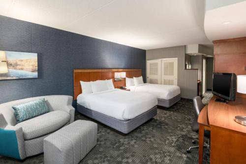 2 queen beds, 1 sofa bed