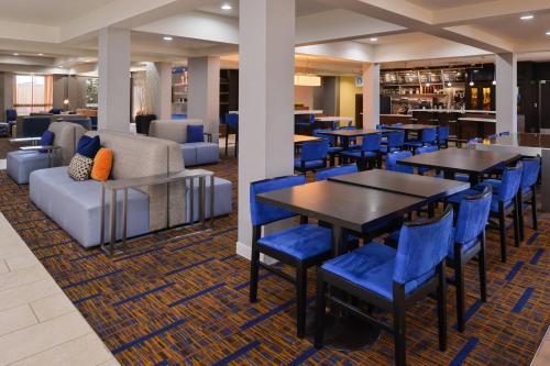 Country Inn & Suites by Radisson, Brown Deer - Milwaukee North - 로비