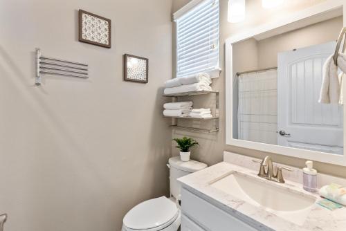 Walk to WhiteCap Beach, Pool, Balcony, Charcoal Grill, Beach Accessories