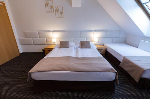 1 queen bed, 1 twin bed, 1 sofa bed
