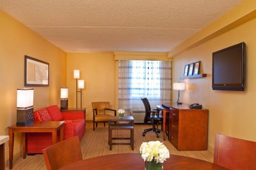 Courtyard by Marriott Alexandria Pentagon South - image 11