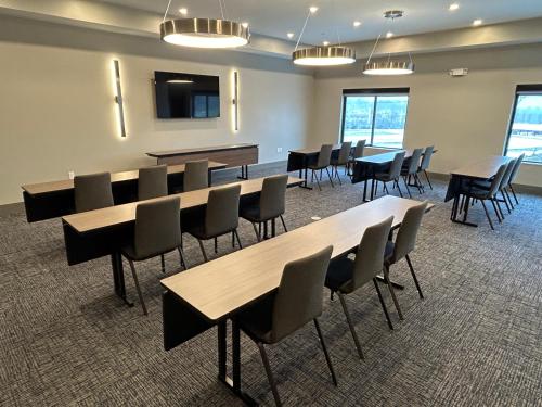 Best Western Plus Marquette Hotel & Suites - image 14