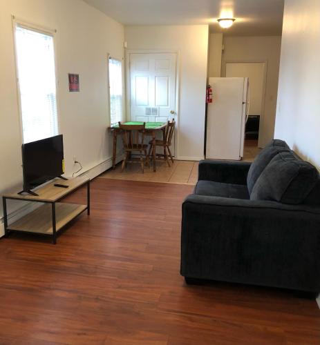 Large and private apartment in convenient area sleeps up to 10 people comfortably