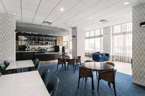 Maistas ir gėrimai, Courtyard by Marriott St. Petersburg Downtown in St. Petersburgas (FL)