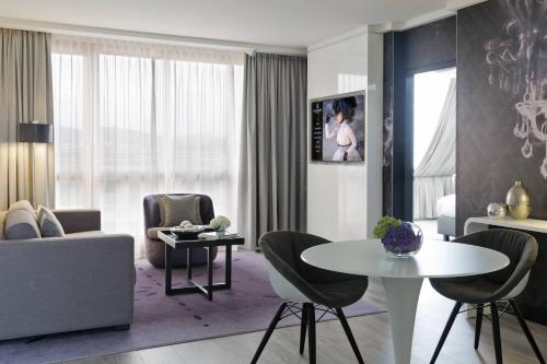 Two-Bedroom Renaissance Suite image 6