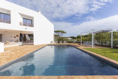 SUNSET VILLA - Luxury villa with superb pool and great views, Faro (fotografie 3)