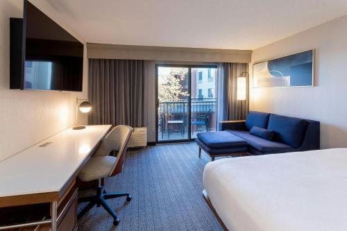 King Room with Sofa Bed and Courtyard View