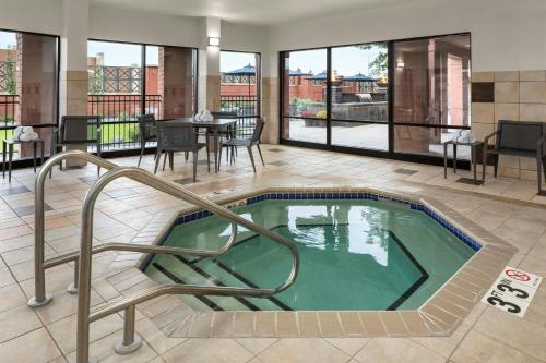 코트야드 미니애폴리스 세인트 폴/로즈빌 바이 메리어트 - 수영장