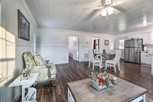 Waterfront Dunlap Cottage Large Yard and Views in Dunlap, USA