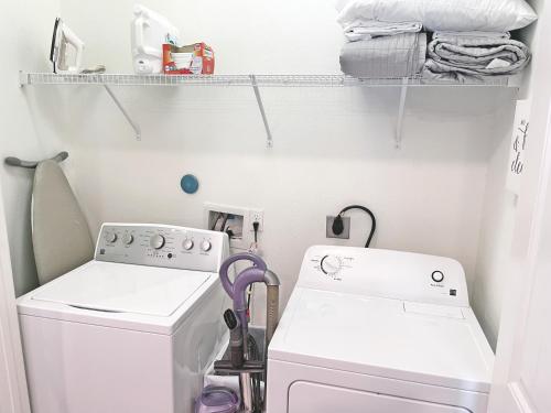 Walk to WhiteCap Beach, Pool, Balcony, Charcoal Grill, Beach Accessories