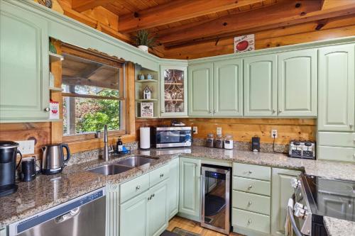 Kitchen, Mountain Haven Cabin in Pittman Center