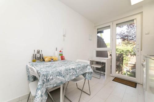 Apartamento con jardín privado (Apartamento con jardin privado) in سان فرناندو دي هيناريس